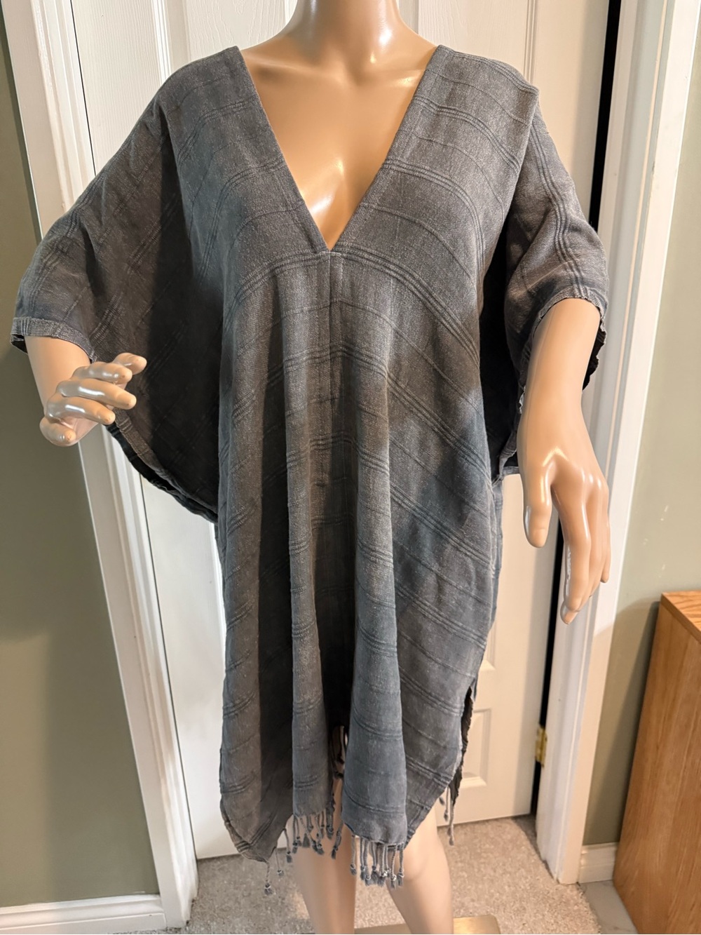 The HandLoom LA Nomad Kimono Poncho O/S Cotton Fringe Hem Gray Comfy